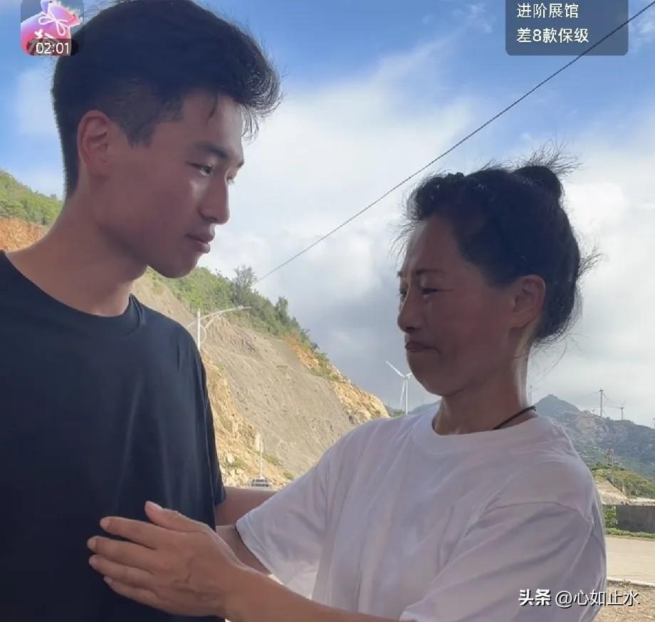 给妈妈读了一封信，海军当场就哭了，旁边就是刚刚给他修好的猪圈。

海军开始直播了
