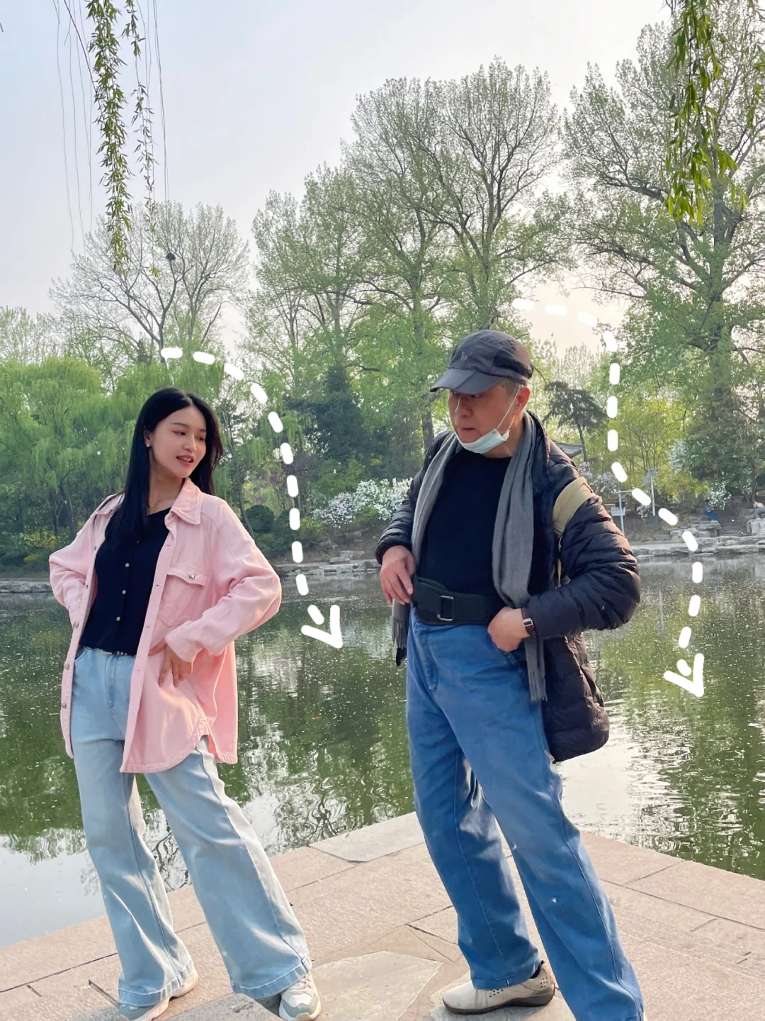 在清华荷塘，雕塑系教授亲自教我摆pose