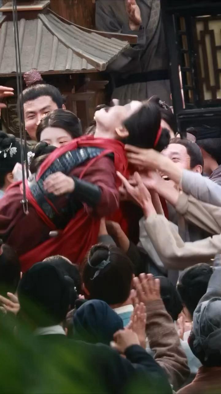 噜噜晓凯旋就这样呲牙乐卢昱晓何不同舟渡抛起庆祝路透卢昱晓南衣被百姓高高抛起