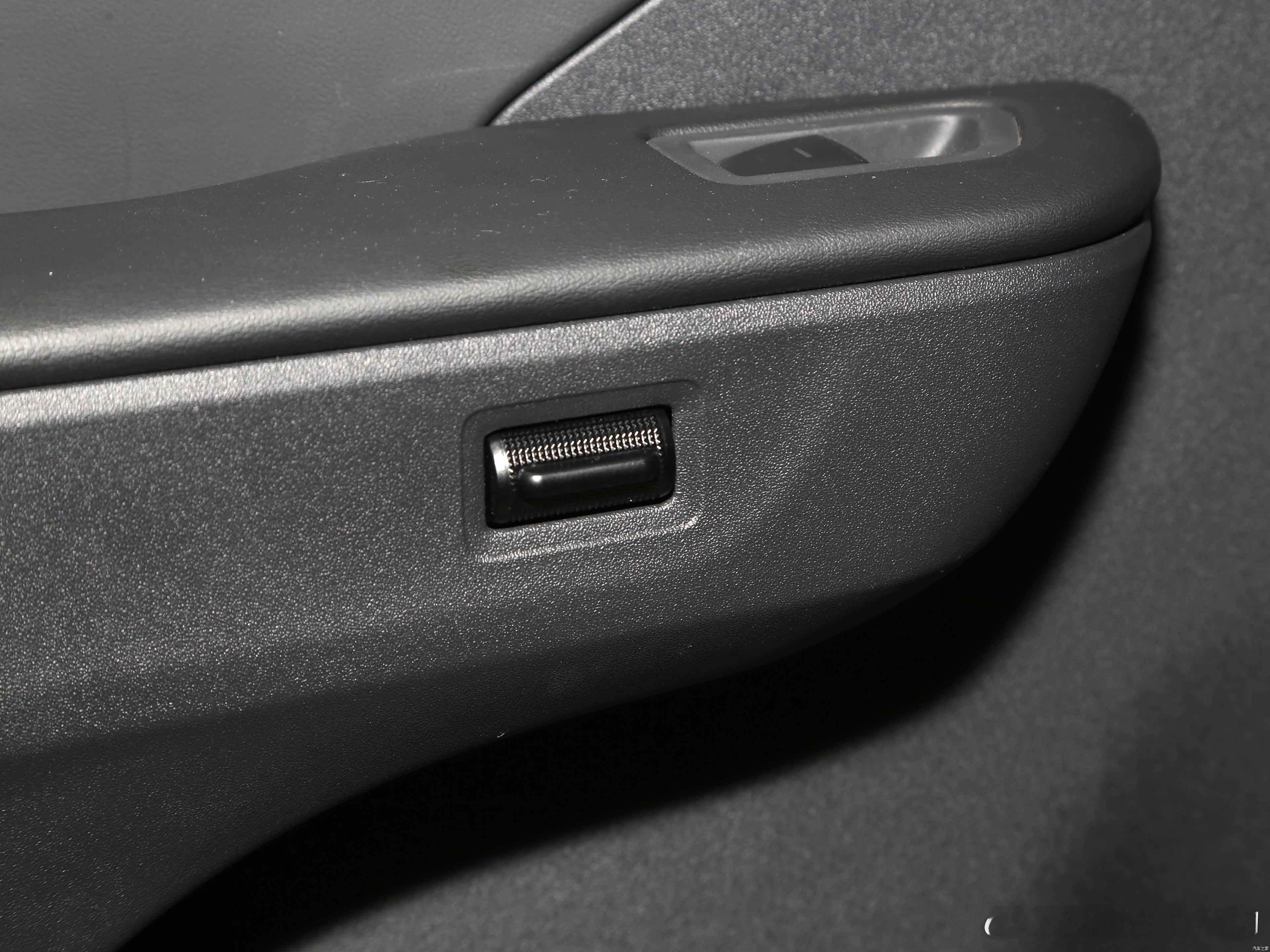 一汽丰田bz3 门上两个让人无语的设计①开门开关，藏到拉手内部②主驾控制其他车门