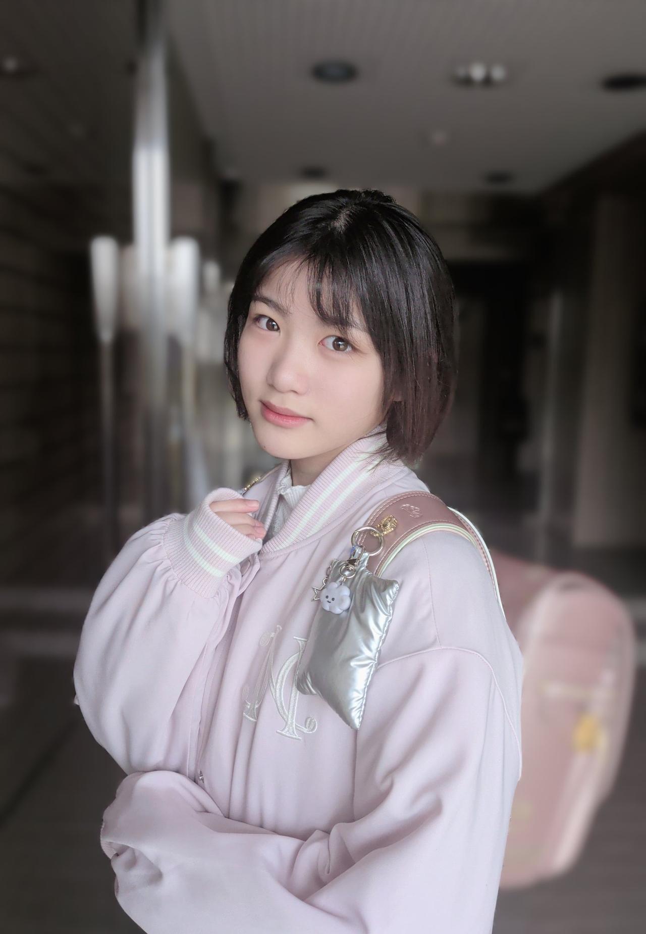 轻纱拂面，笑语盈盈。