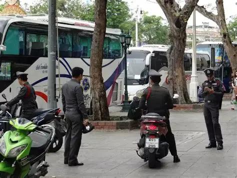 警服的绑匪，泰国最后的招牌塌了。
凌晨两点，泰国沙缴府。五名中国公民被一伙人持枪