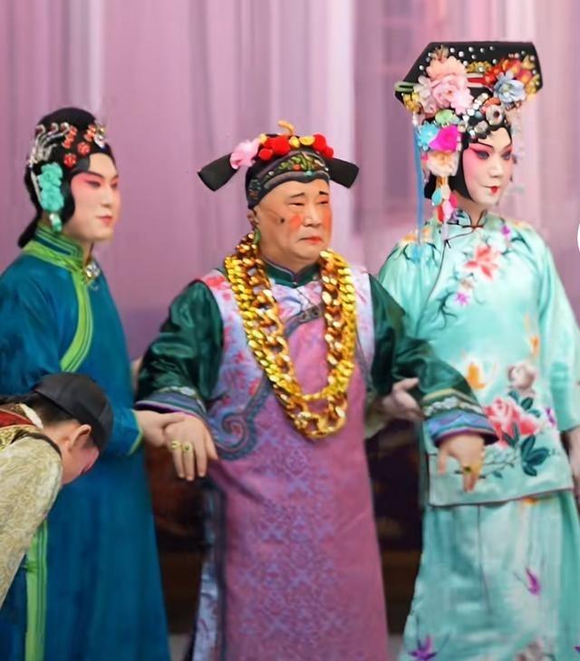 某位京剧大佬最近台上表现太诡异，简直像转行演丑角了。以前他嘲讽别人抹红脸蛋，现在