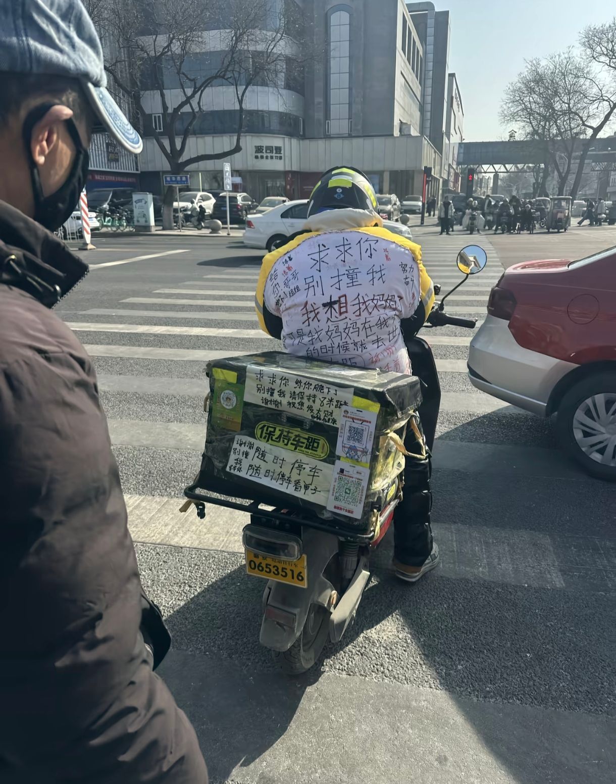 他曾经也是被爸爸妈妈举过头顶的小王子吧。 ​​​