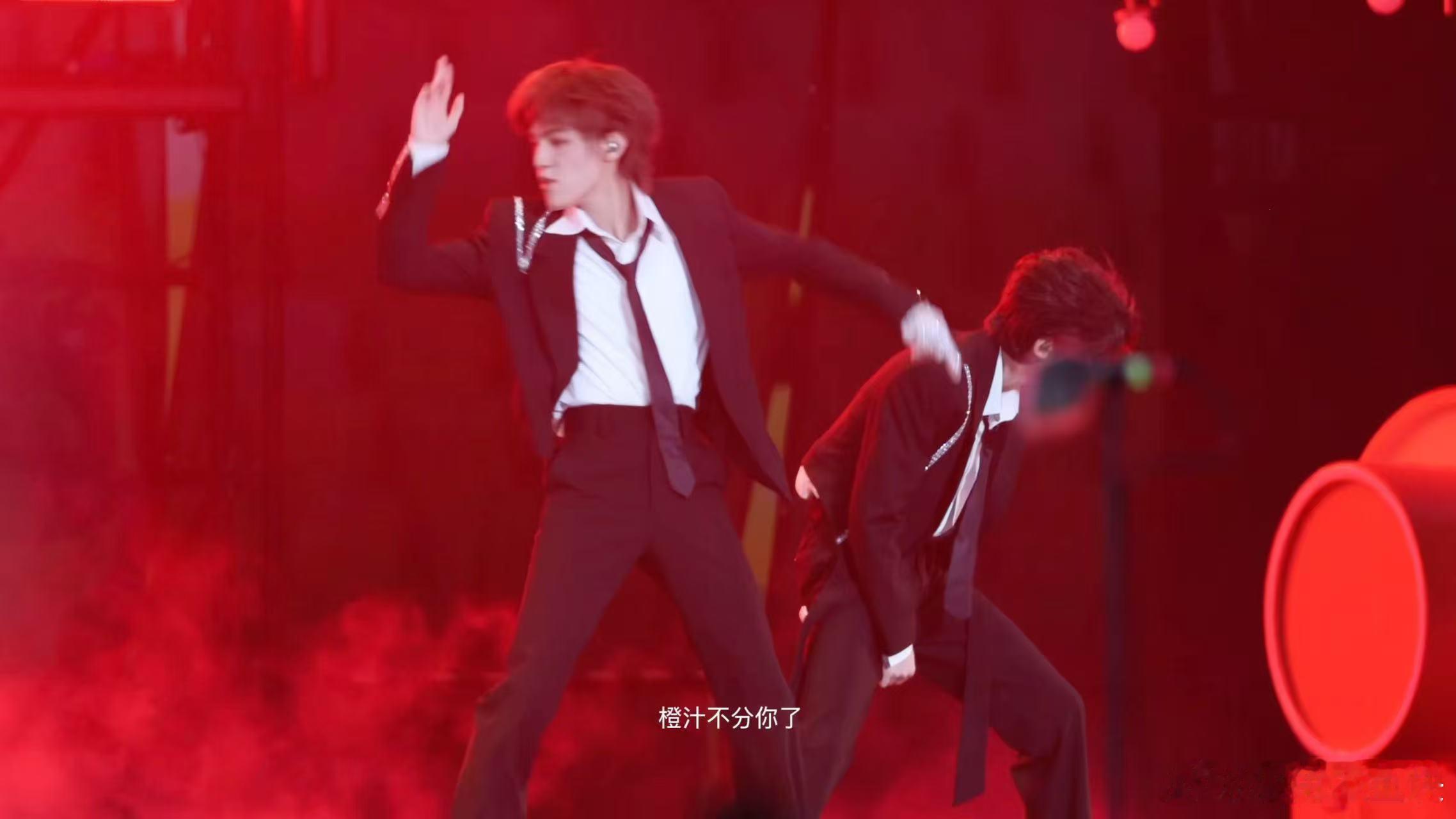 张泽禹玫瑰王子look 谁的DNA动了！张泽禹玫瑰王子造型帅到失语 