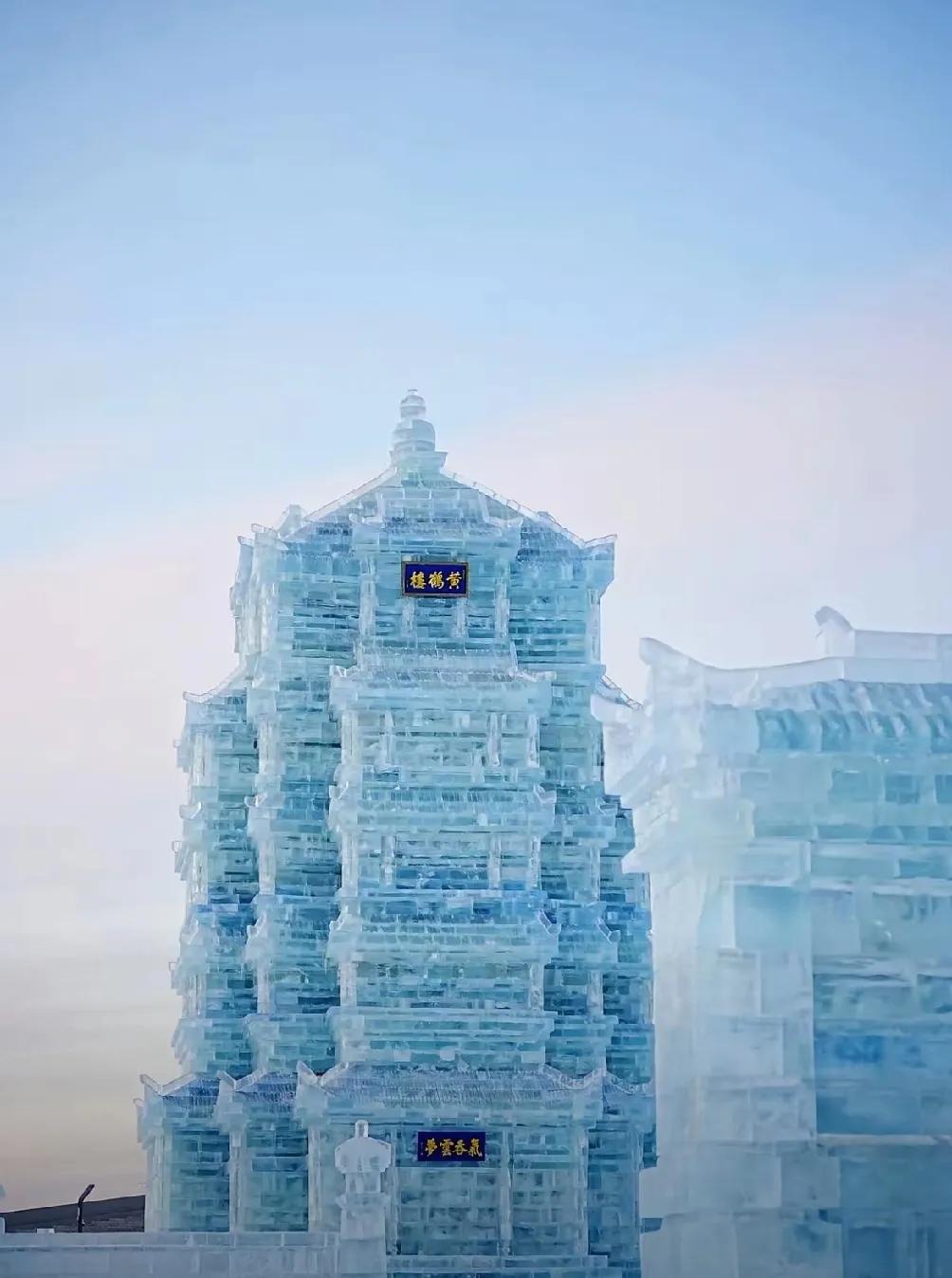 我真替哈尔滨icon捏把汗。
刚开园的冰雪大世界，全国人民都眼巴巴瞅着呢，美得跟