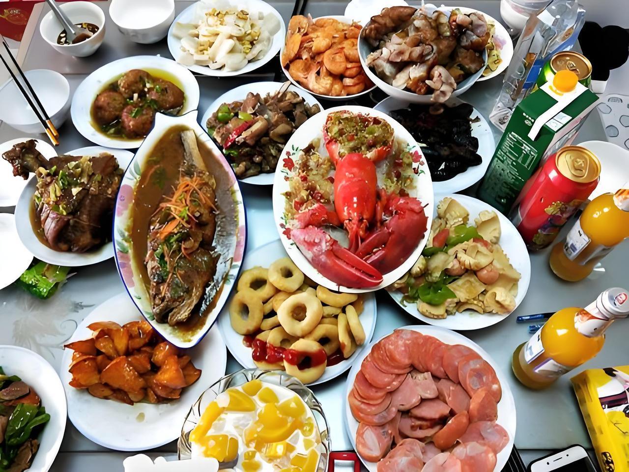 年夜饭“出海”事件，是老外永远想不到的“奢华”
一张中国家庭菜品丰盛的照片在海外
