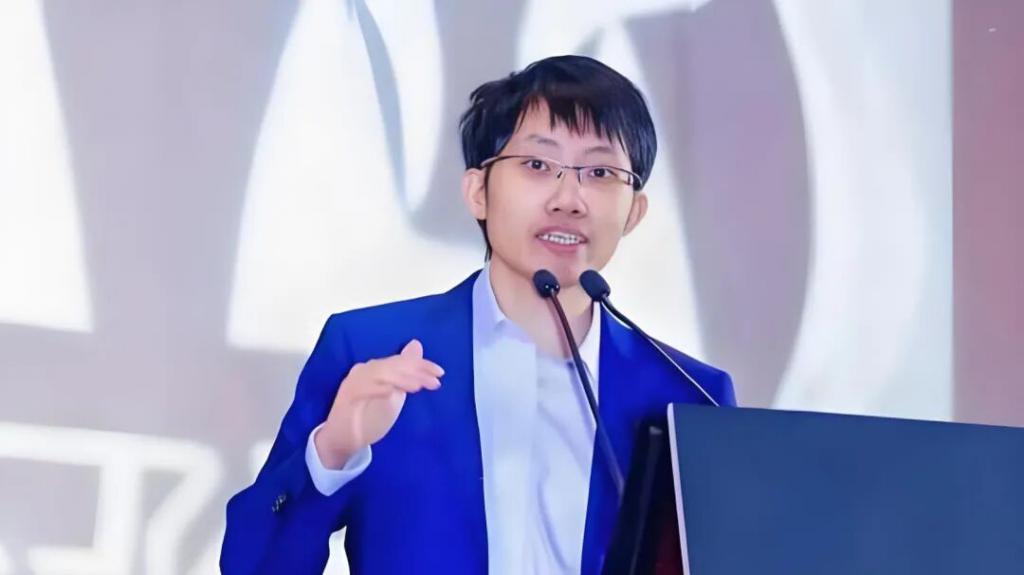 好样的！那个搞出DeepSeek的梁文锋，直接把桌子给掀了，他带领团队花五个月把
