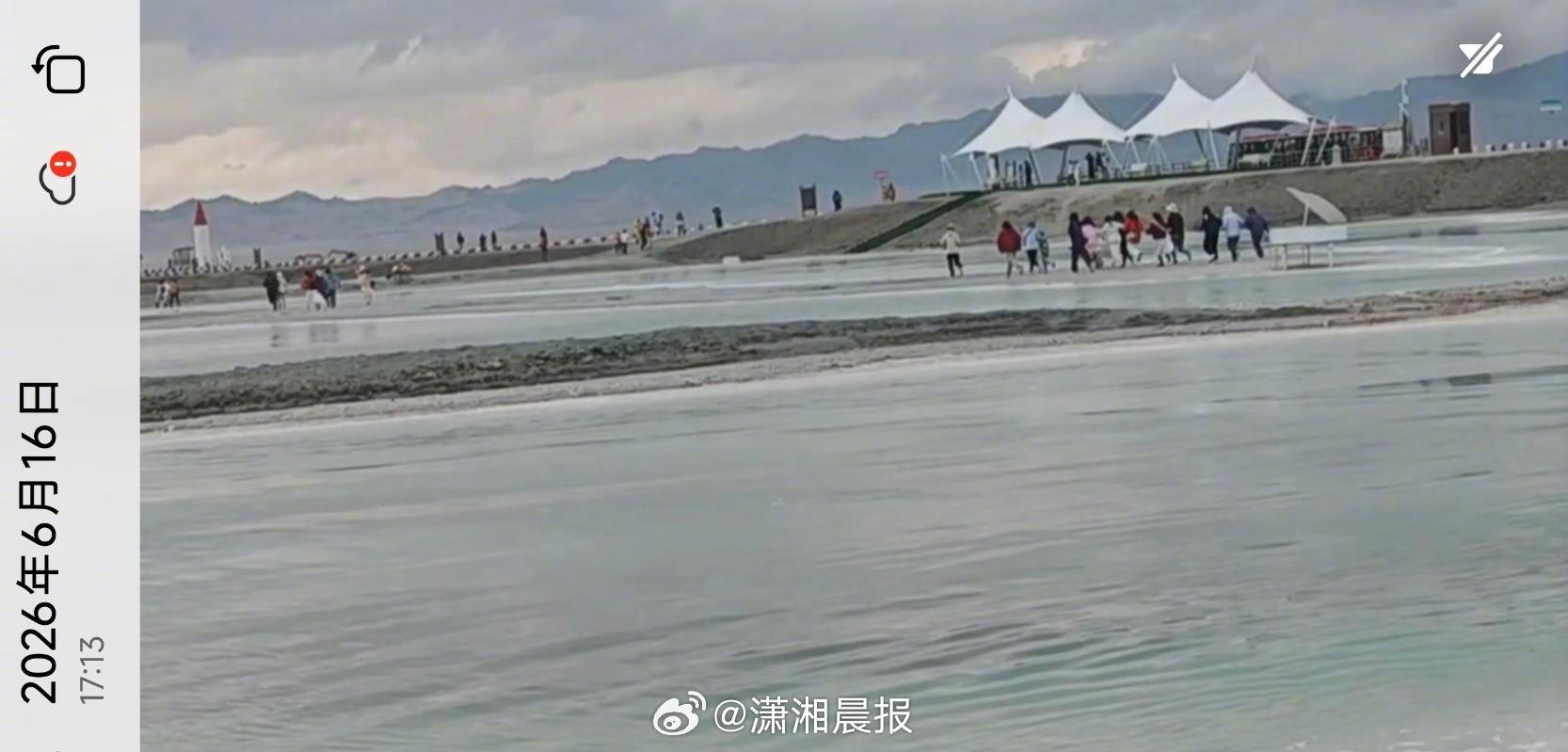 【#当地工作人员接记者电话时称还在震#】#翡翠湖游客称撤离时酒店停水停电#据中国