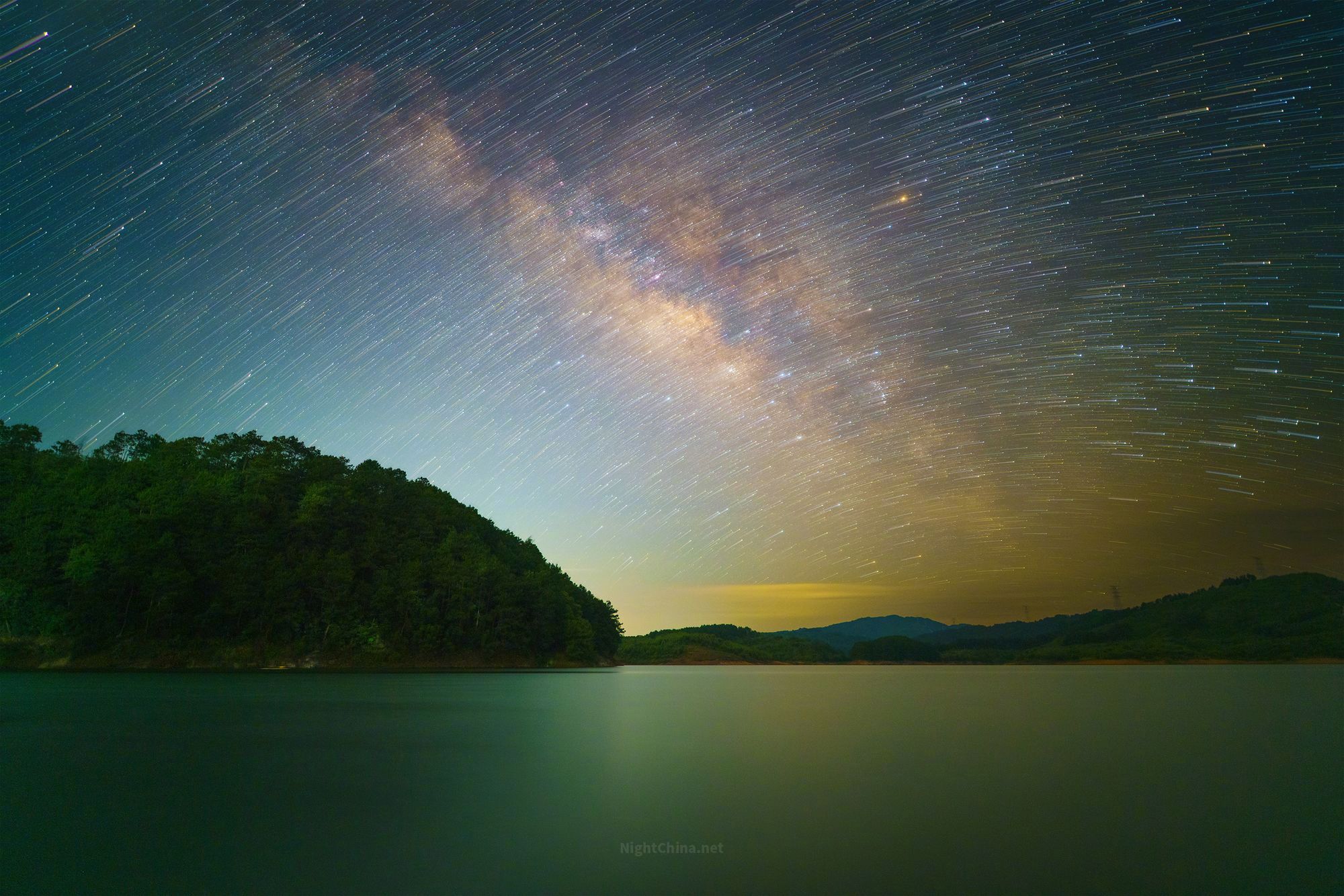 若宇宙有彼岸，大抵便是这般模样：万颗星辰同时起航，在墨蓝的夜空里留下流光的长尾。