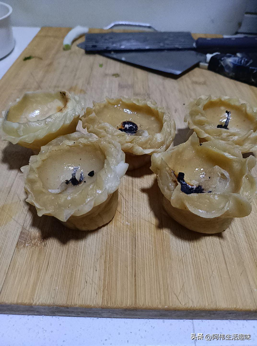 早上七点起来跑到菜市场买菜，剁肉，和面，元宵节中午包饺子晚上吃汤圆，母亲忙活了一