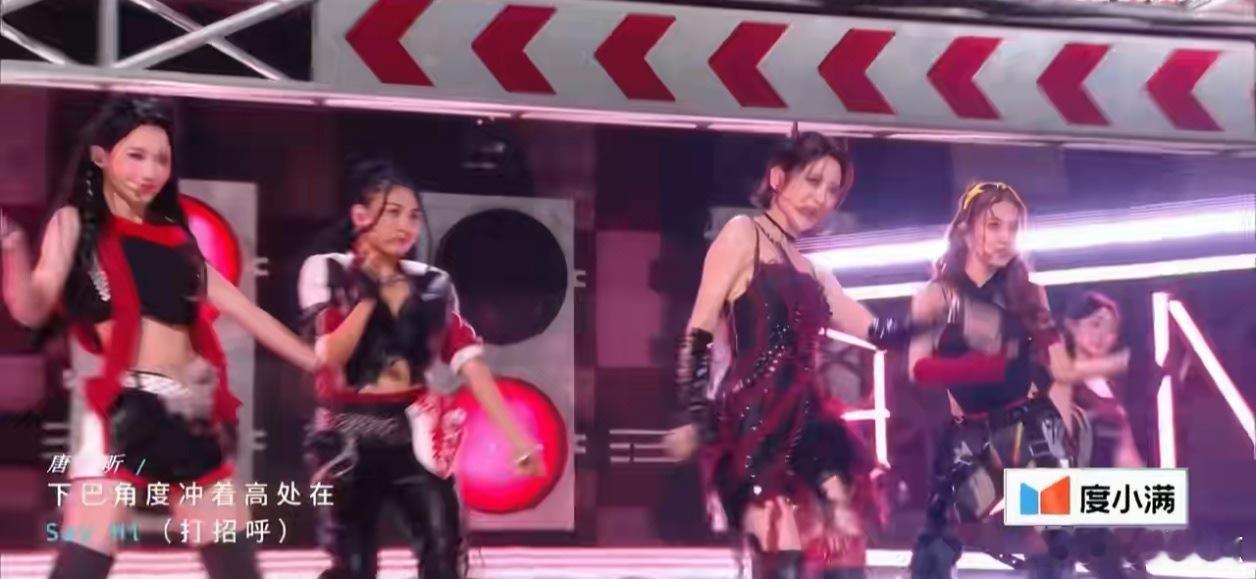 叽里咕噜的练习日常，昕宝这是把后台当自家客厅了，好松弛！唐艺昕叽里咕噜的 乘风2