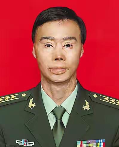 1995年，一名解放军战士在乘车回部队的途中，劝司机不要停下加油，但司机执意停下