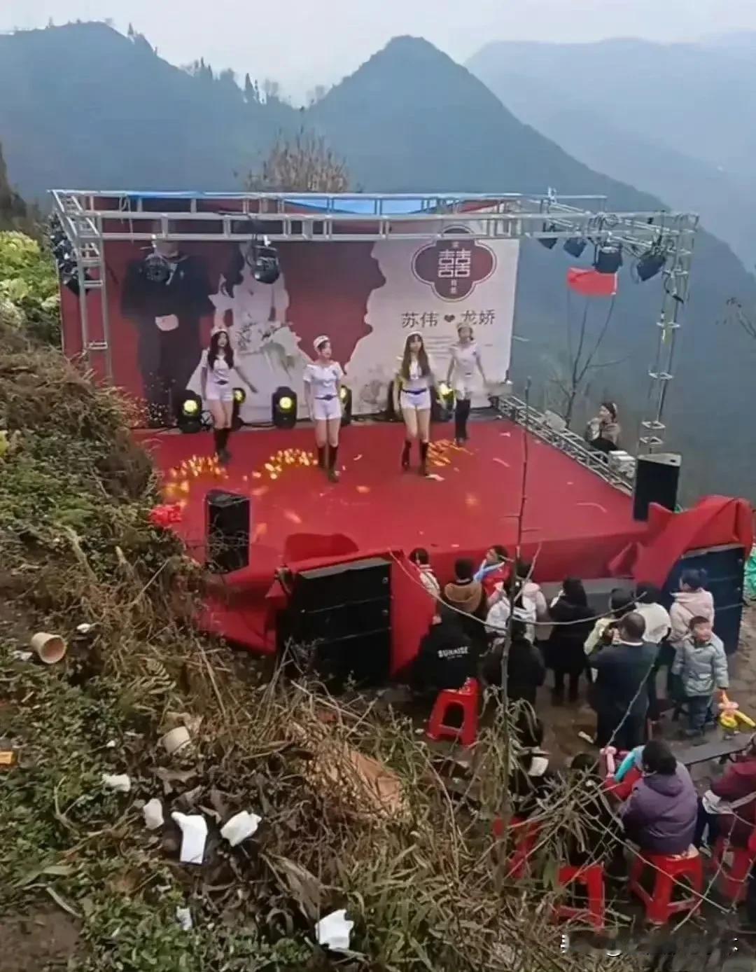 农村婚礼请的演出团，别看这种演出团表演的节目不咋滴甚至还有点低俗，请一个这样的表