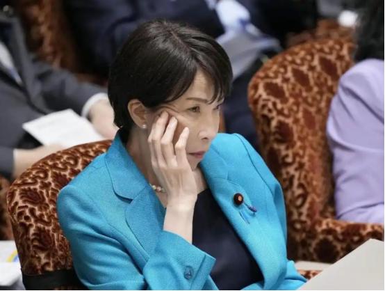 这出闹剧让全日本都炸了锅！
日本首相在81周年追悼仪式上公然与天皇撕破脸！
德仁