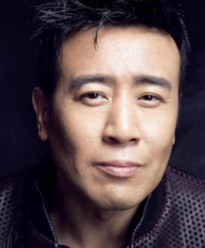 那是于和伟最狼狈的时刻：试戏失败、身无分文，在刺骨江风中觉得死比跑龙套更容易。但