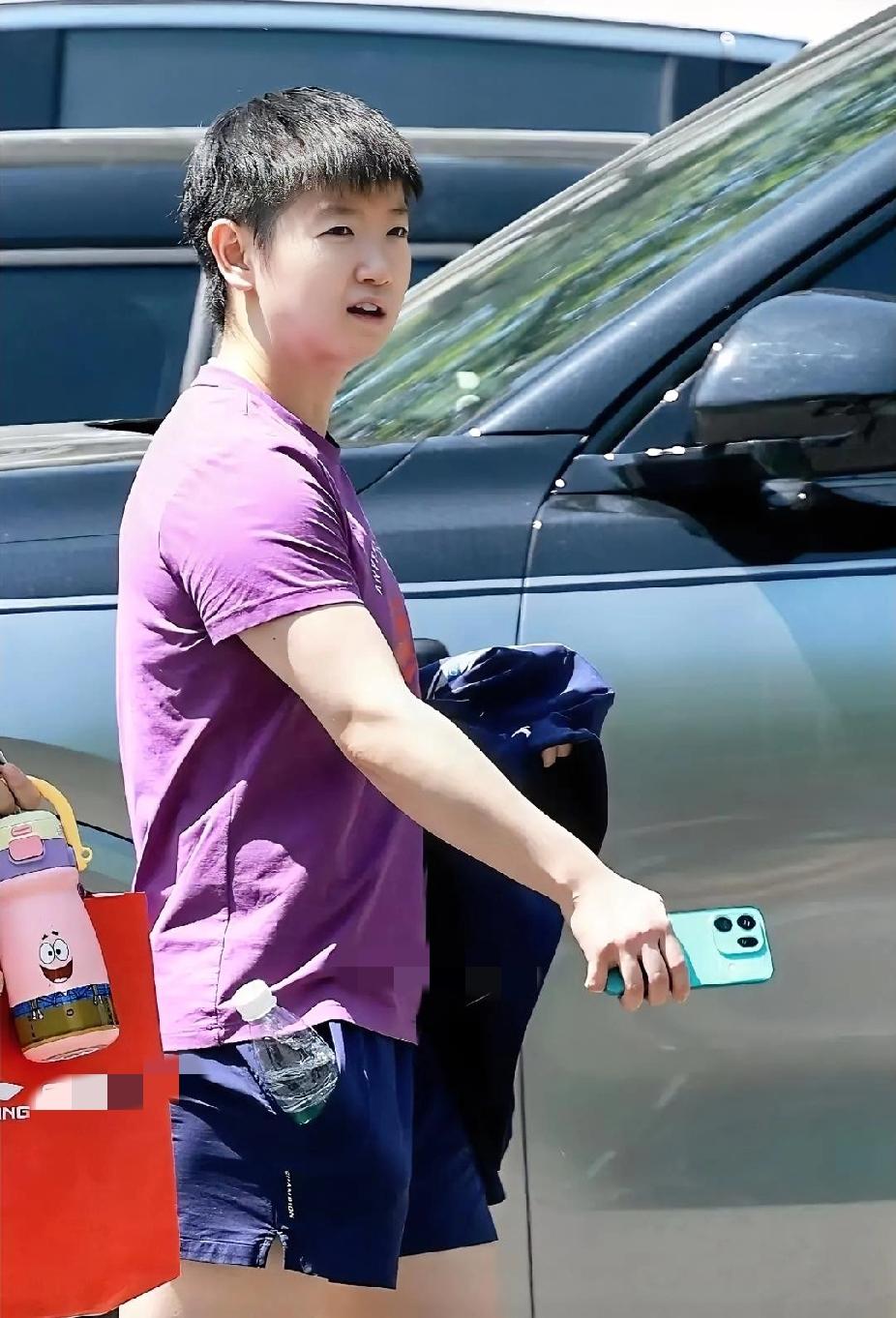 家人们！莎莎这细节也太好嗑了！
 
谁的眼睛还没锁定这张图！
 
孙颖莎一身清爽