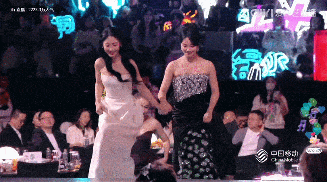 蓝盈莹邢菲手牵手上台领奖 谁懂啊！蓝盈莹邢菲手牵手领奖也太好磕了！《生万物》中银