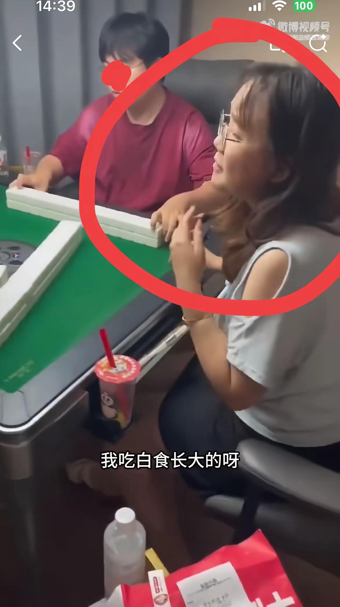 成都又现外卖白嫖女，老板找上门还叫嚣：我就是吃白食长大的。为了一份18元的鸡柳，