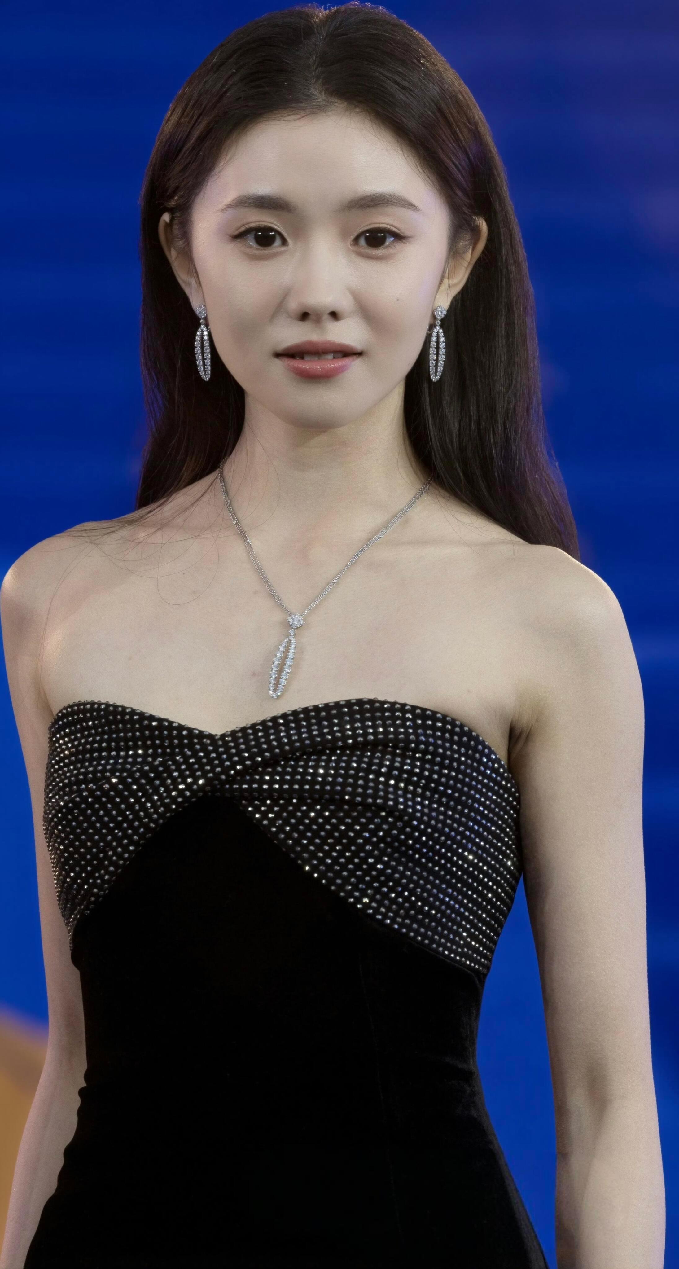 刘浩存 x 北京国际电影节·雨中撑伞的黑天鹅刘浩存走完红毯拧裙子上的水