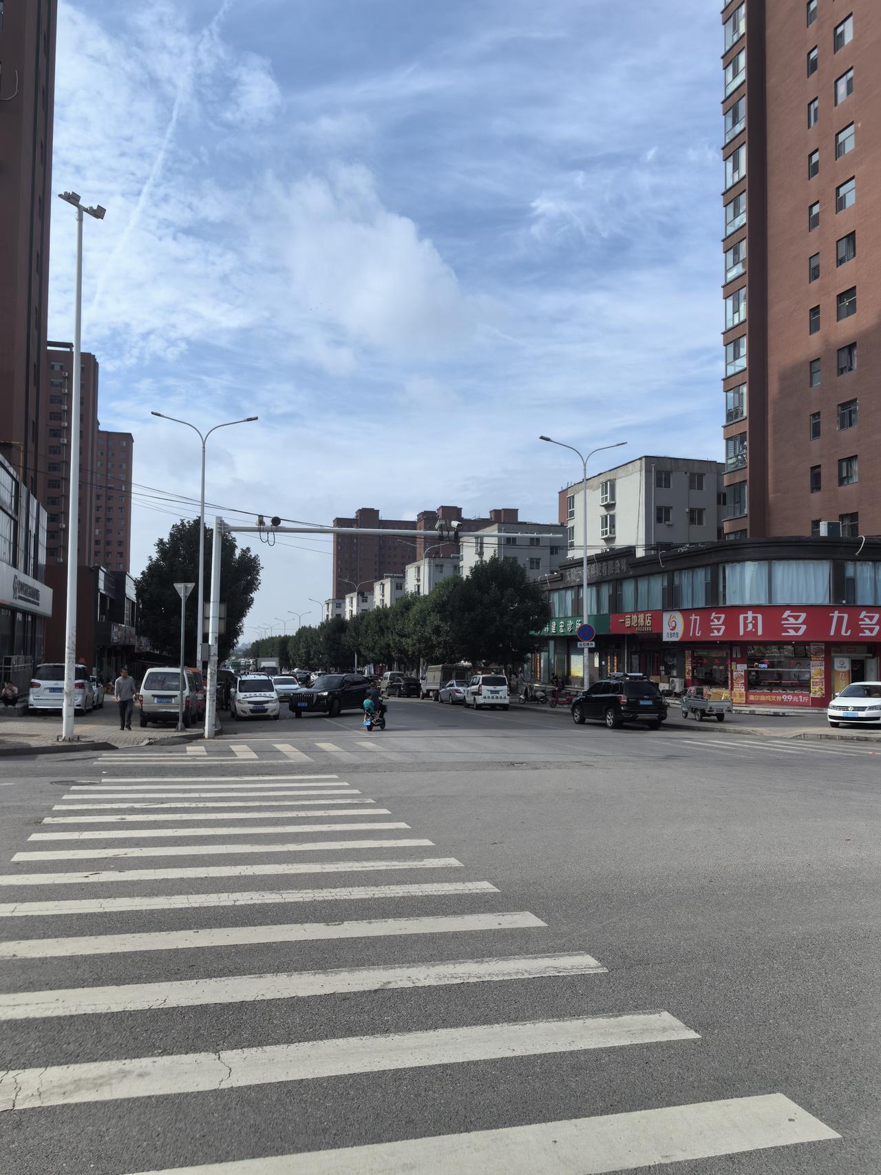 经过城市管理者的持续治理，这条路终于恢复了正常。
马路两侧摆摊可以理解，在马路中