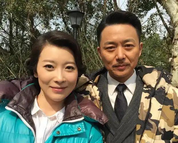 2001年，刘奕君拍戏回到家中，妻子吕梓媛冷着脸说，“我们离婚吧，一年到头不在家