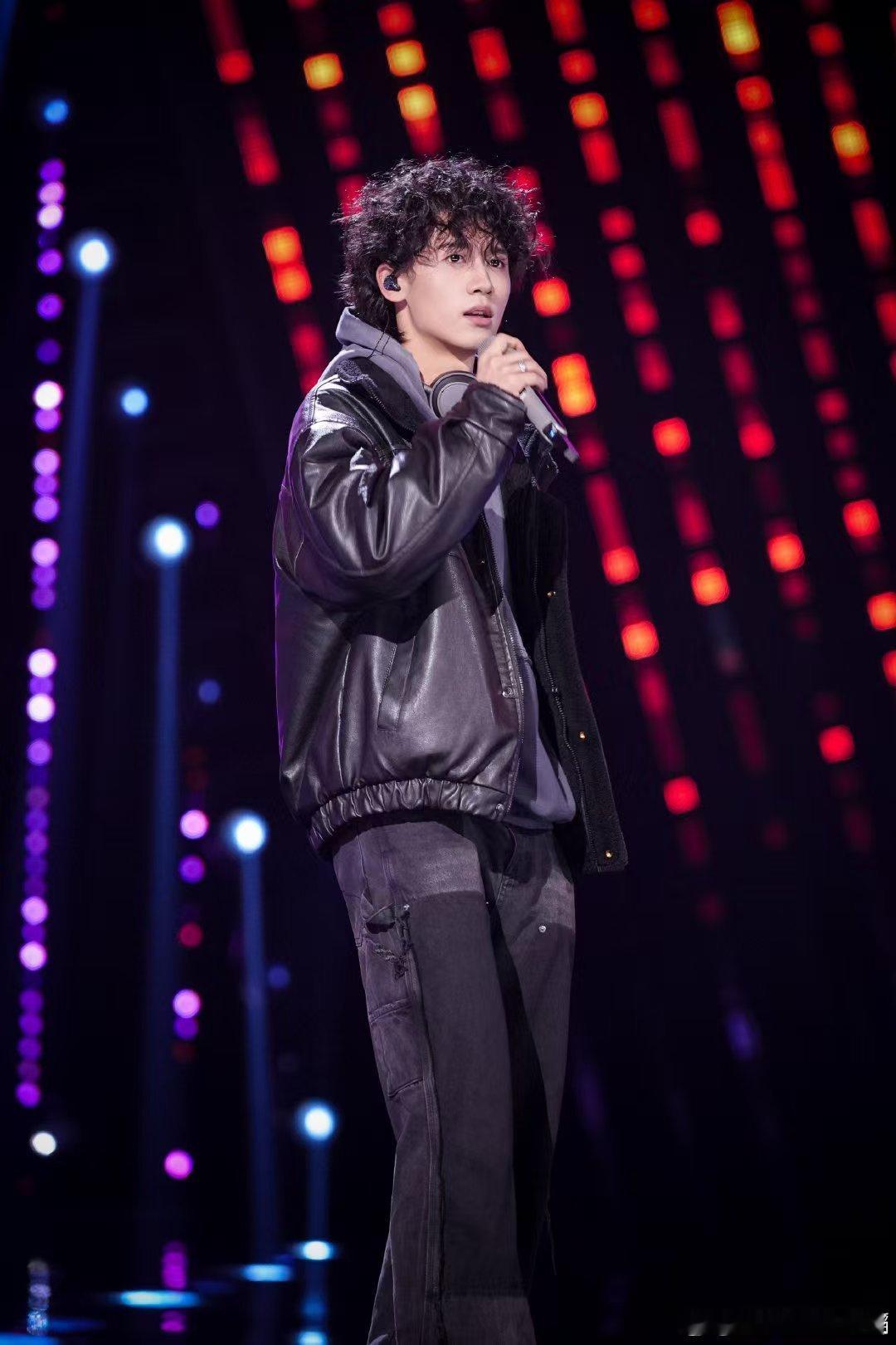 乐评人锐评音综选手卖力但不帅声鸣远扬 新音综热度飙升！马韬投入唱跳《闭嘴跳舞》，