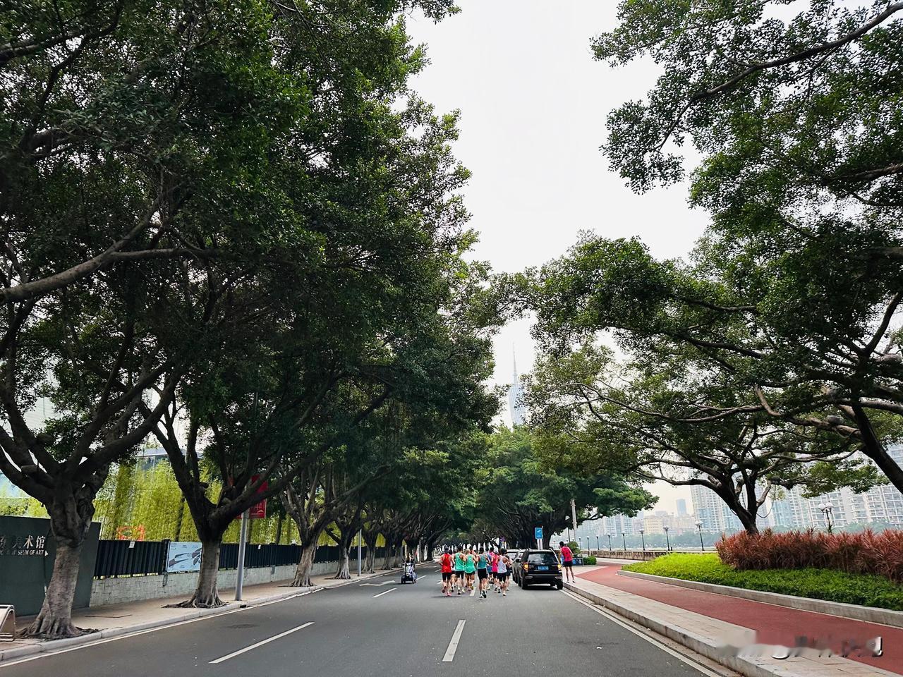 广州二沙岛的周六早上六点，约了几个好友一起拉个长距离为下周末的兰州马拉松做准备，