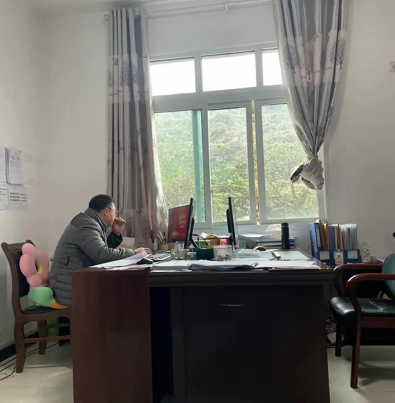 今天我向一个朋友讨账，他说他正在等上面批款，并给我拍了一个现场照片证明。我半信半