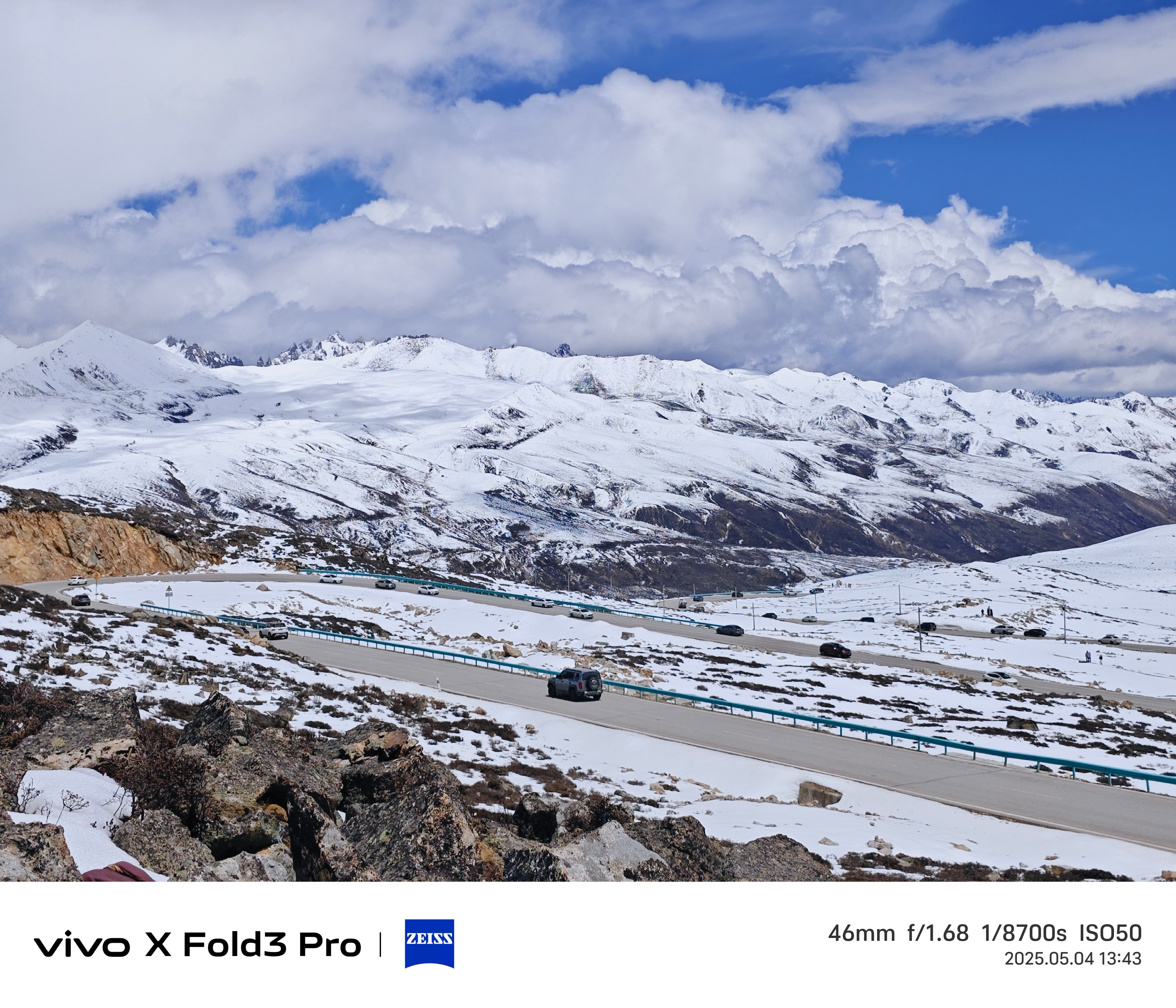 年轻人放假为什么喜欢往山里跑因为山里很自由啊，而且空气和风景也好，城市待久了去山