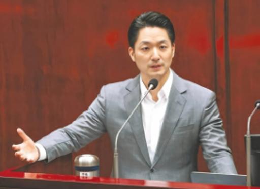 蒋万安宣布，解放军若继续绕台演习，就停办双城论坛！很多人以为，这是台北市长罕见的