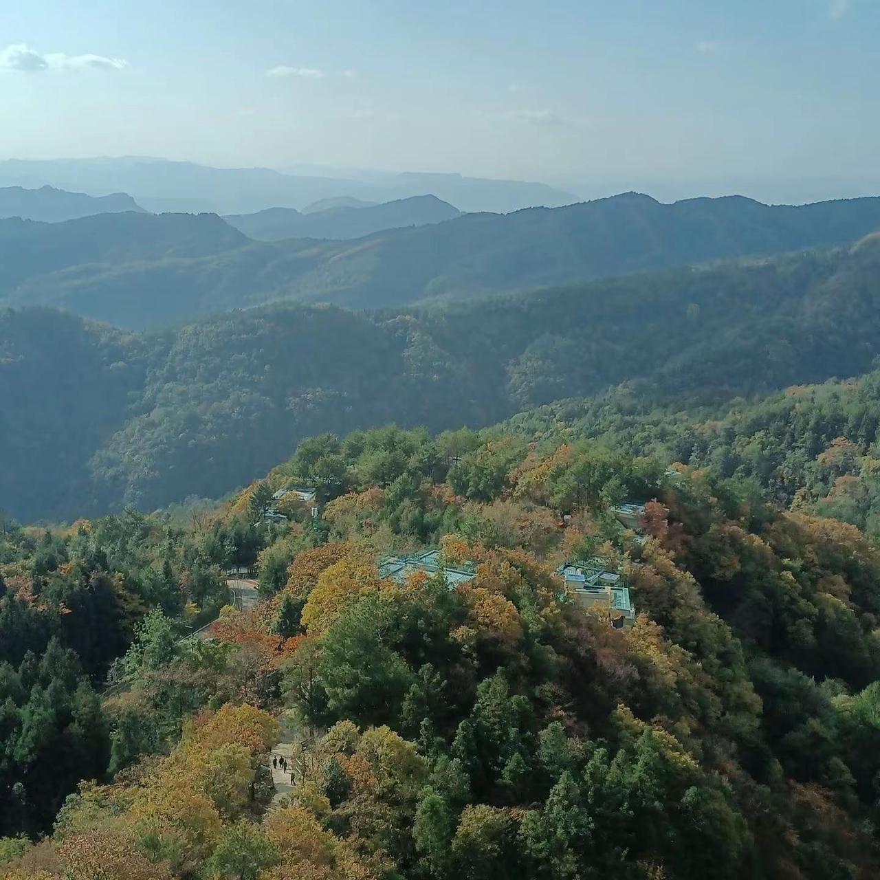 月亮坪：峰峦叠嶂，层林尽染，彩林观赏正当时。