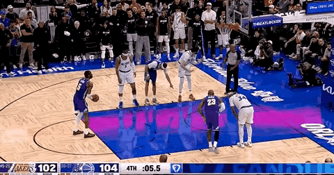 戏剧性的一幕，在最后几秒不断上演。
最后5秒，湖人落后魔术2分，艾顿第二罚想要故