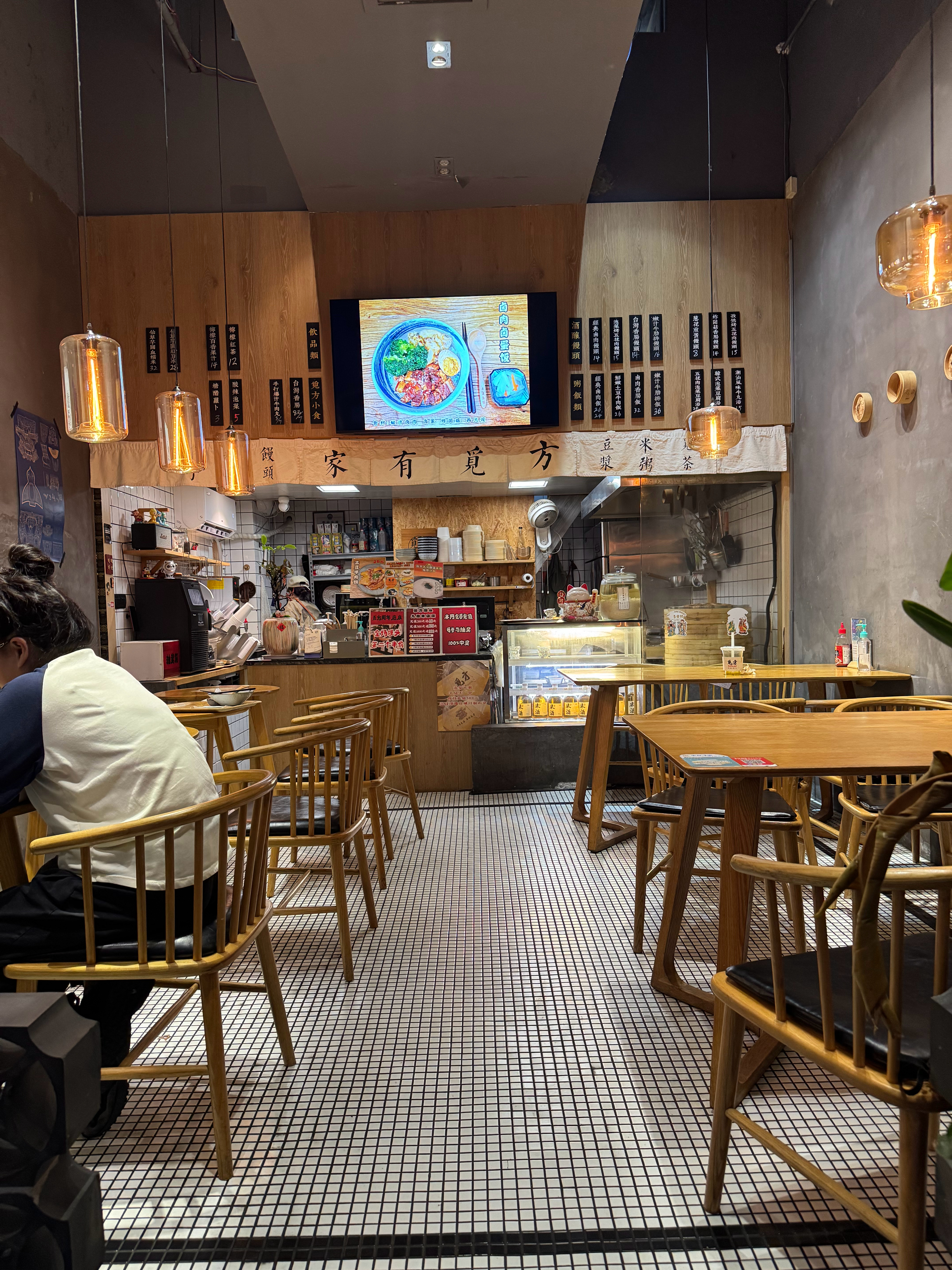 电话摔坏了，没修成，来买个饭回家跟我轩轩吃 ​​​