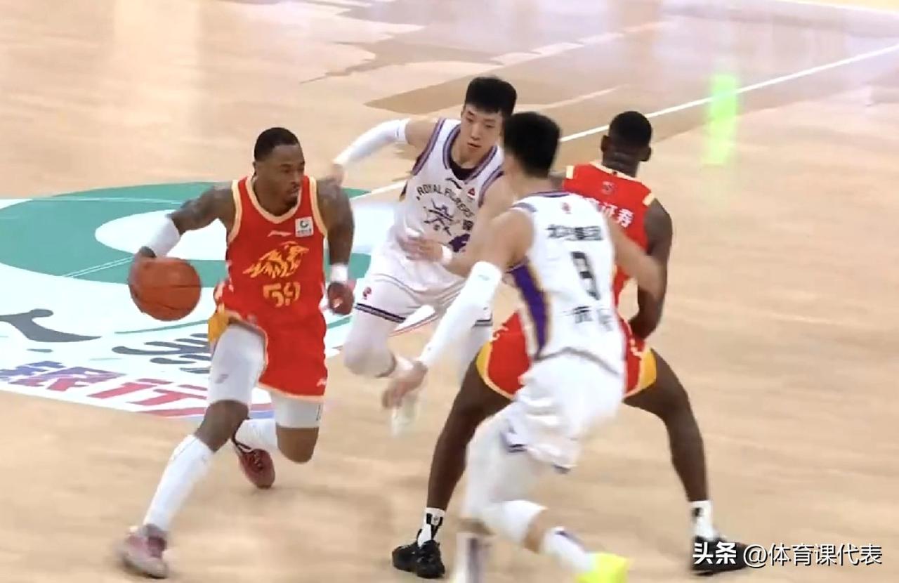 朱松玮13分，塔克16分6助攻，北控男篮半场领先广厦2分！北京时间2026年3月