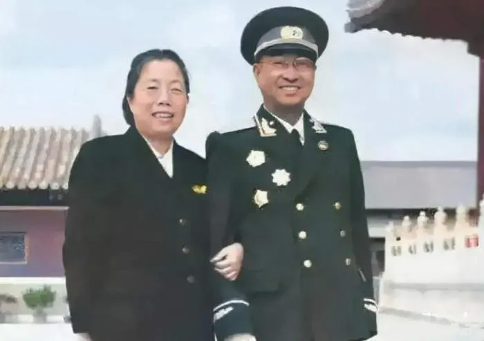 陈赓穿邓颖超合影，一张珍贵的照片！ ​​​