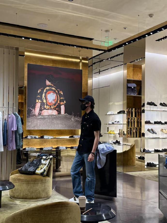 成都太古里偶遇丁禹兮 网友成都偶遇丁禹兮逛街探店，allblack头戴棒球帽帅气