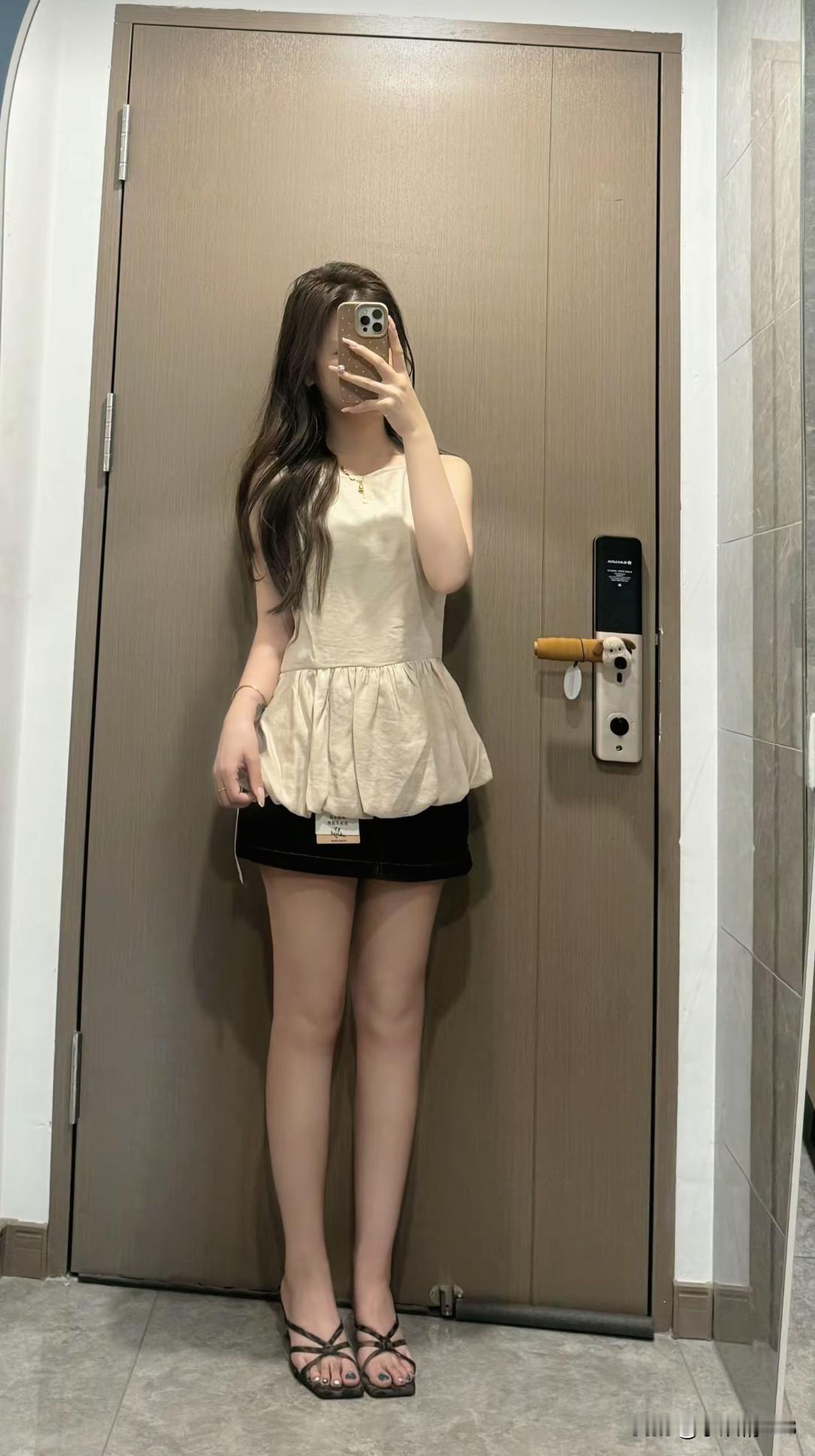 🔥夏日懒人百搭韩系穿搭
浅杏花苞无袖上衣+黑色高腰短裙
温柔收腰藏肉，巨显高显