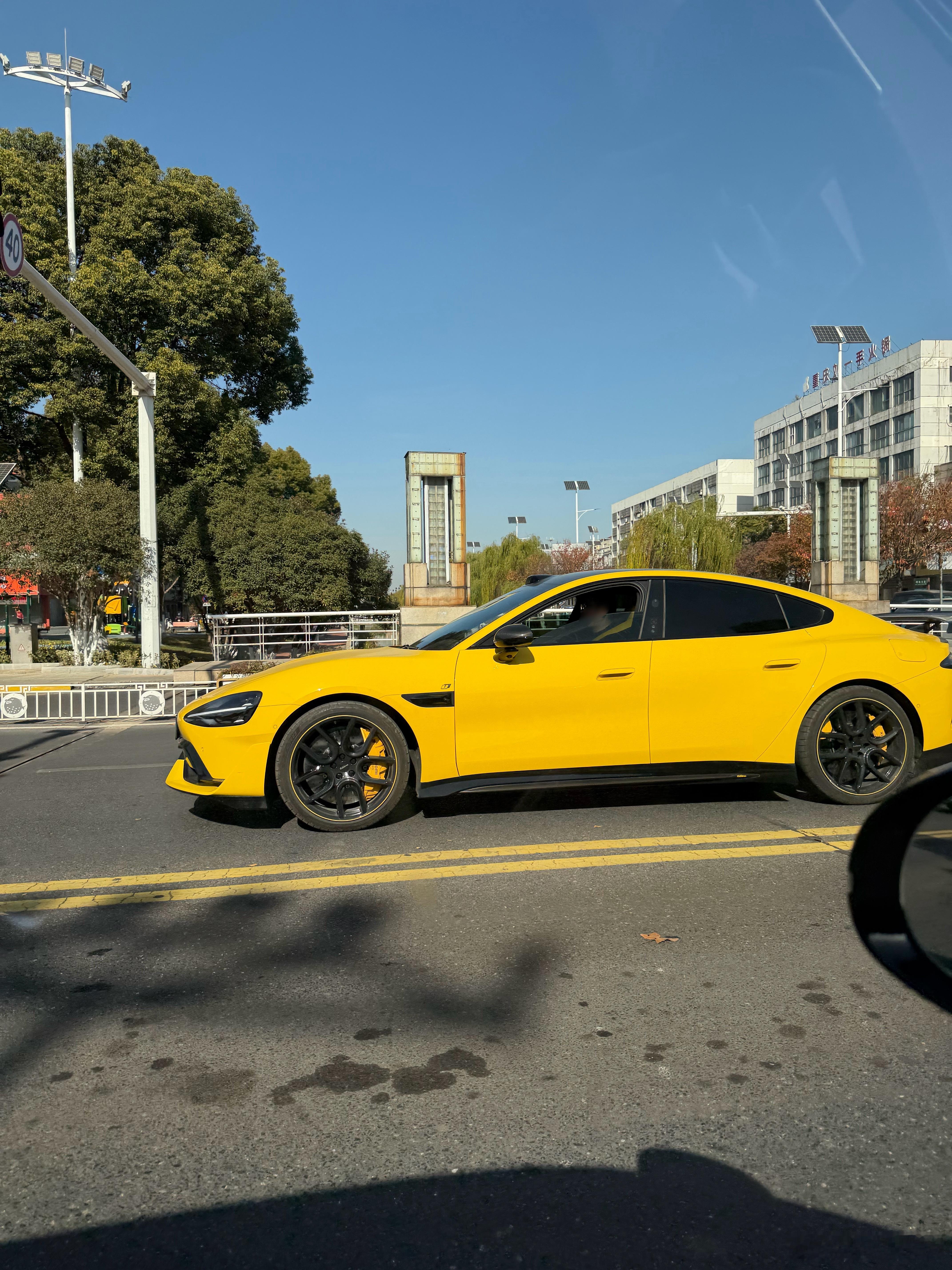 小米在我们这出现的概率就不用说了，su7基本满地都是，刚才还遇到一台黄色Ultr