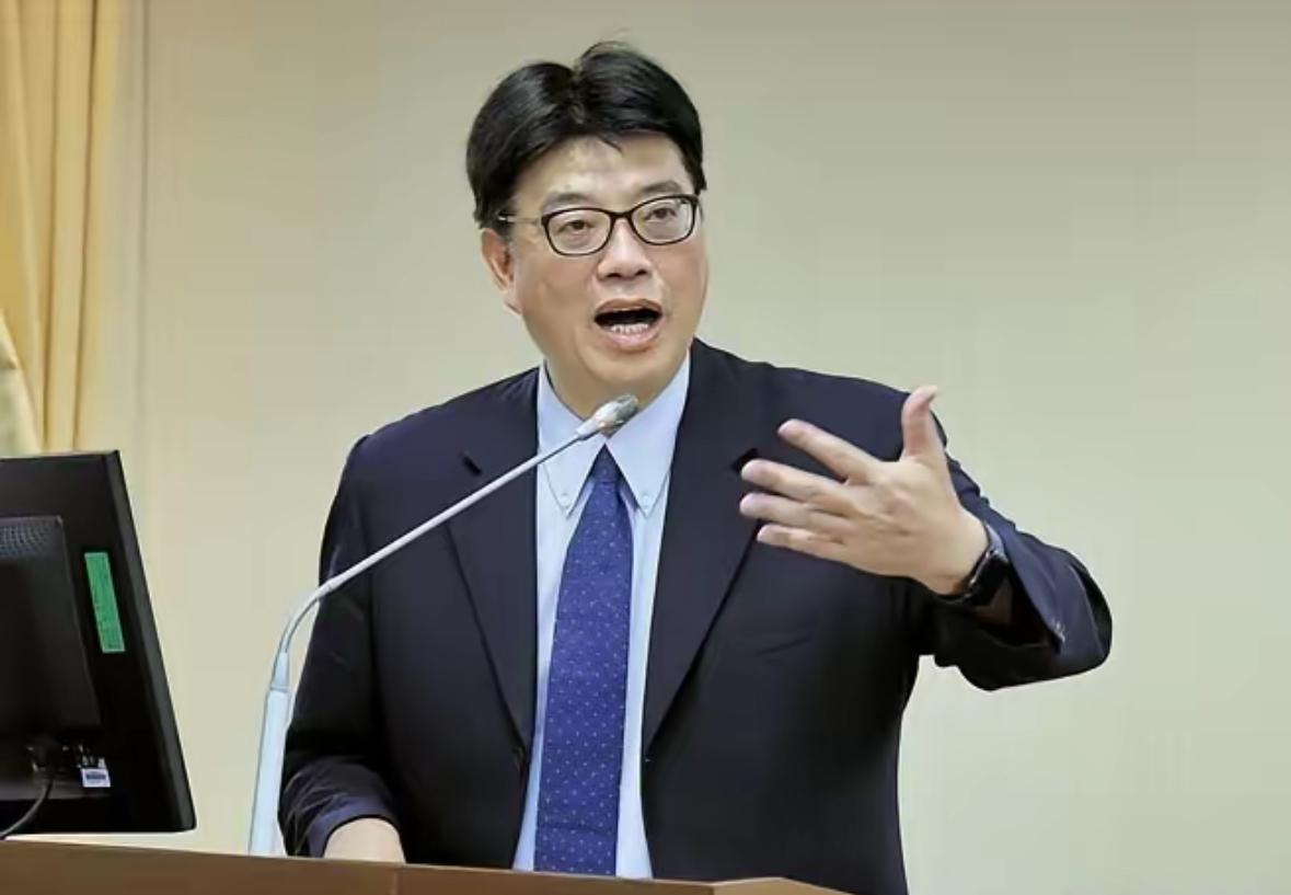 台陆委会主委邱垂正今日表示，以“九二共识”或“一个中国原则”，作为两岸的通关密码
