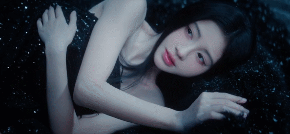 鞠婧祎一开屏就给我看这个鞠婧祎没把我当外人鞠婧祎这出场也太绝了，瞬间让人移不开眼