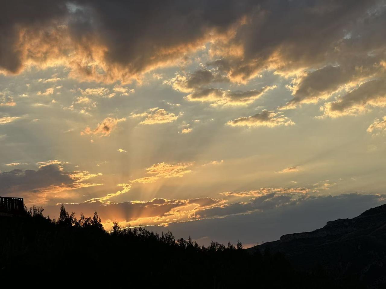 分享你拍到的好看落日吧大山里看到的落日