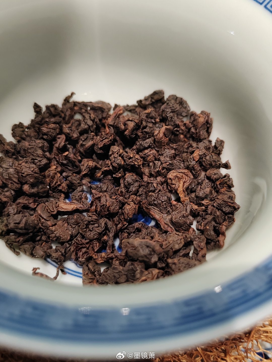父亲那双手，粗粝得像茶山上的老树皮，指节处的裂口与老茶树的枝干纹理如出一辙，那是