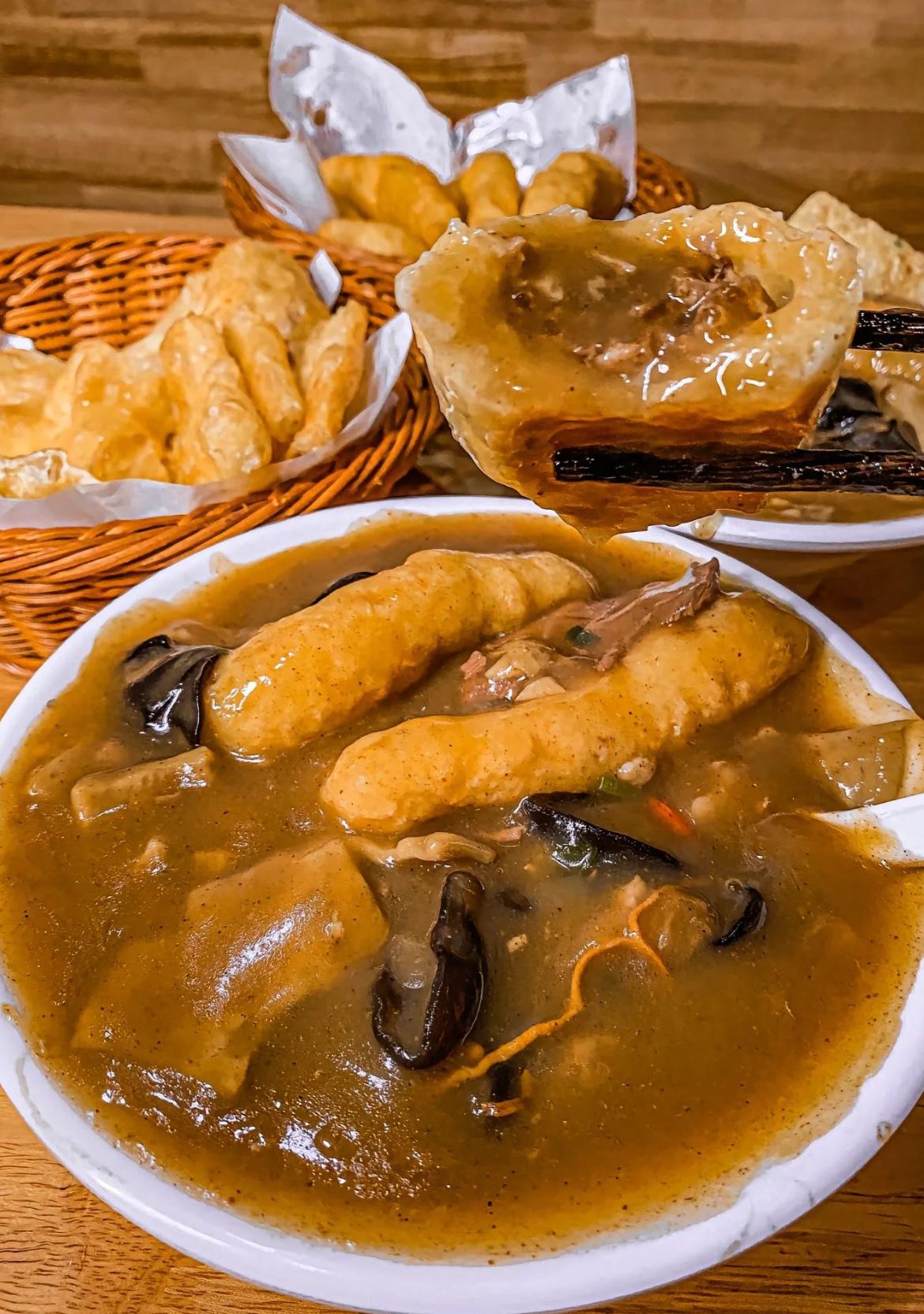 说出一个菜名证明你是哪里人提到河南的胡辣汤，那股胡椒与辣椒交织的辛香、裹挟着花生