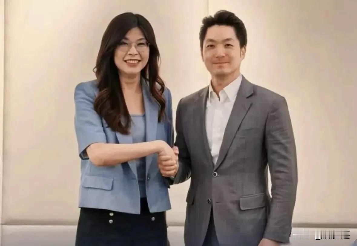 蒋万安一天发两张照，郝龙斌郑丽文都蹭热度，他到底想帮谁？

10月15号上午，郝