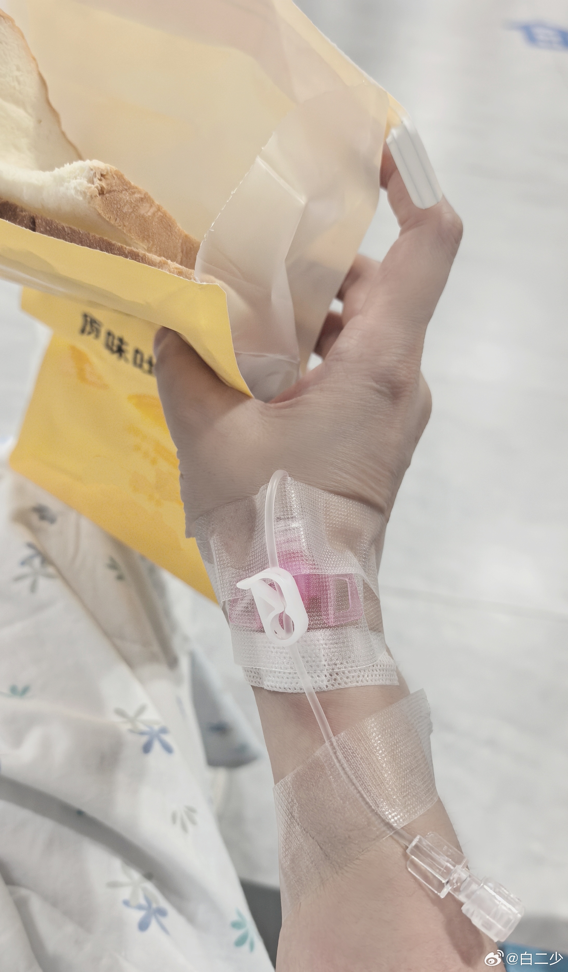 最爱和丝丝好像才意识到，我微博都是手写的了……两个人在那排队说牛逼怎么我自己觉得