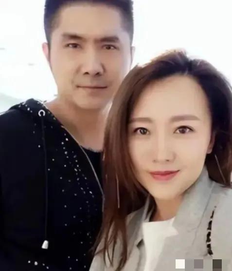 2012年，身价上亿的总裁石磊，送了一辆法拉利来追求潘长江之女潘阳。谁曾想，婚后