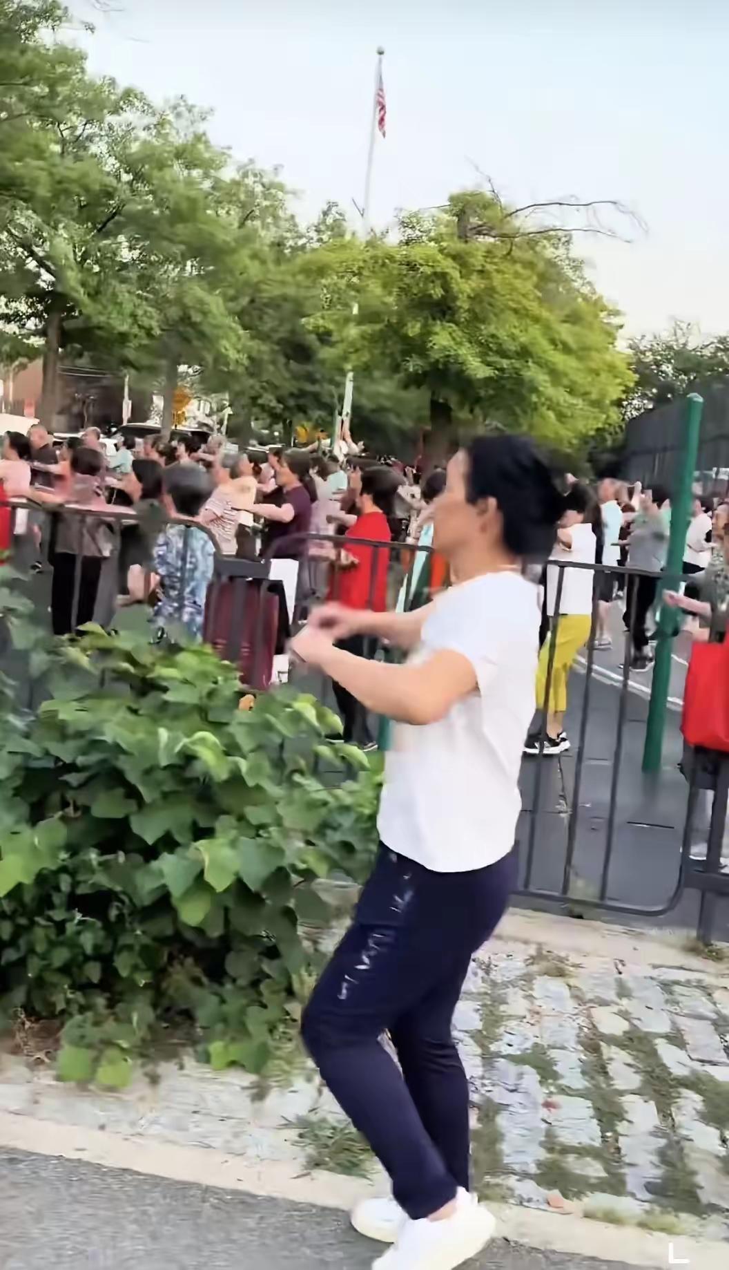 这是美国纽约，大量的来自国内的老年人，他们下棋，唱京戏，跳广场舞，让纽约的某些地