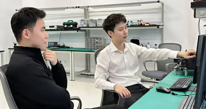 AI算力饥渴谁来解？两位95后创始人用相变材料光计算构建新范式