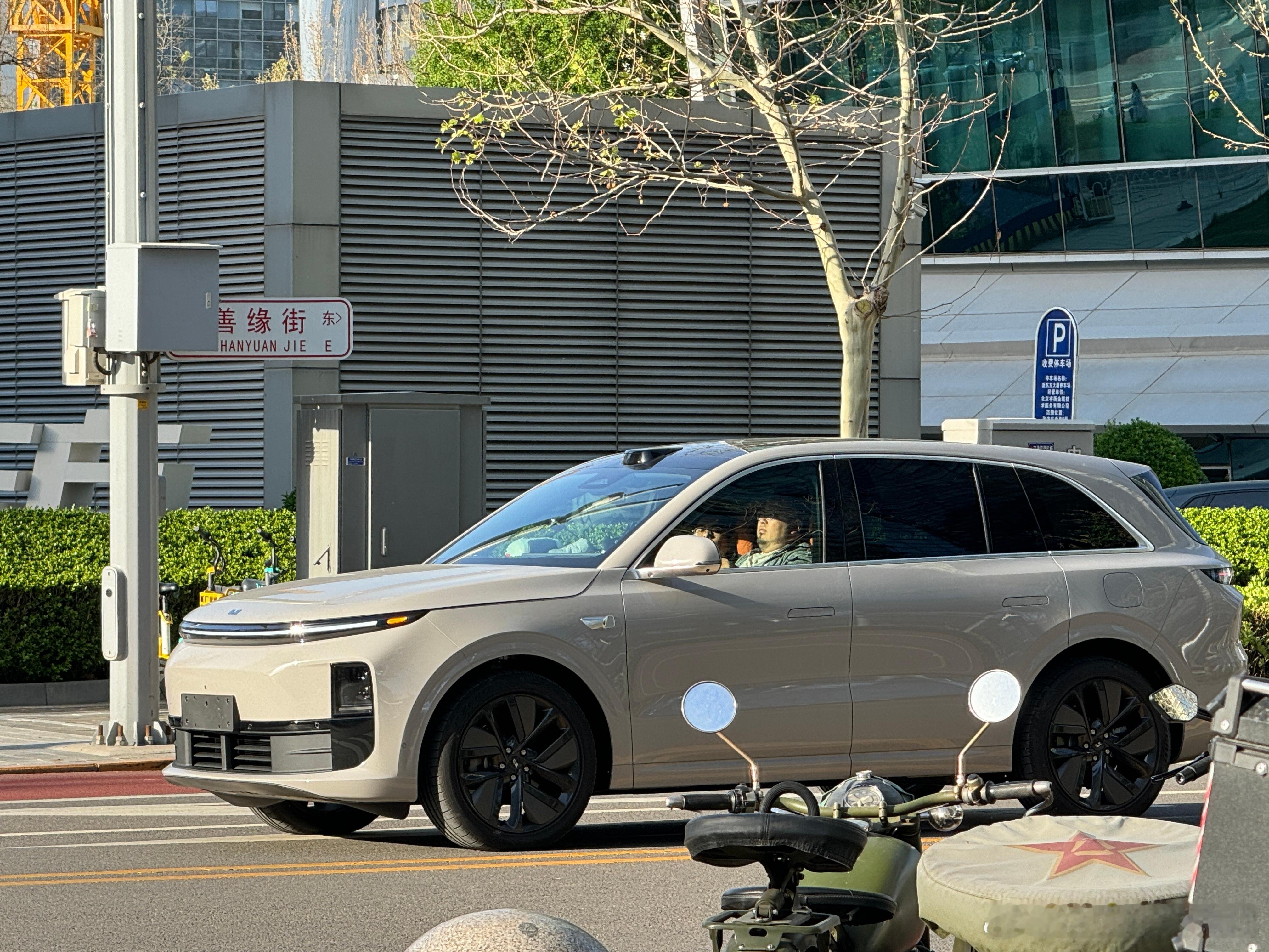 看看我在楼下发现了什么？#理想L6#  这个小象灰不错！好看！车也确实要比L7稍